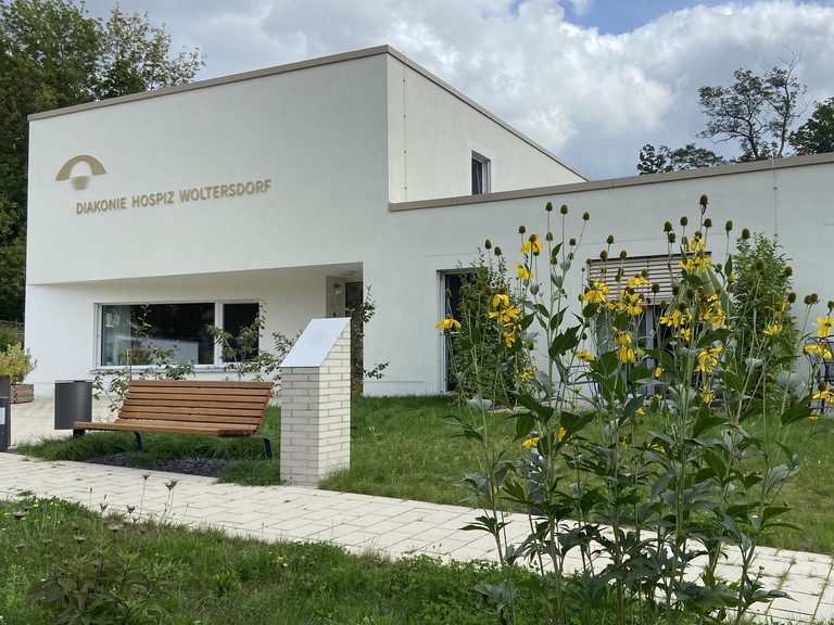 Diakonie Hospiz Woltersdorf - Nachrichten - Offener Hospizgarten - Außenansicht des Hospizes