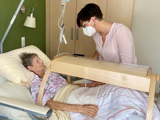 Musiktherapeutin besucht Gast am Bett - Diakonie Hospiz Woltersdorf