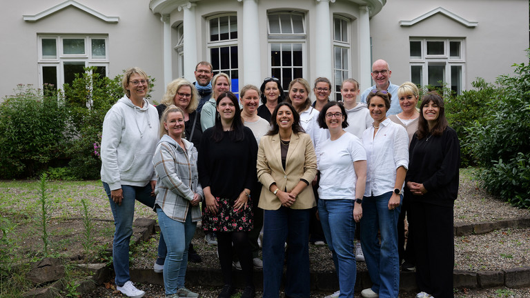 Neue Mitarbeitende der Hospize und ambulanten Hospizdienste der Immanuel Albertinen Diakonie beim gemeinsamen Einführungstag auf dem Gesundheitscampus Hamburg-Volksdorf. Neue Mitarbeitende der Hospize und ambulanten Hospizdienste der Immanuel Albertinen Diakonie beim gemeinsamen Einführungstag auf dem Gesundheitscampus Hamburg-Volksdorf.