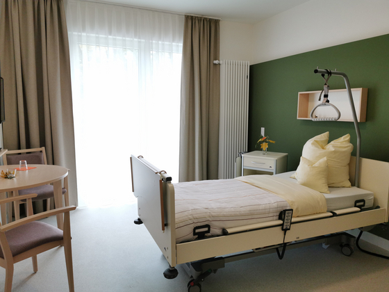 Das Bild zeigt ein Zimmer mit einem Pflegebett. Hier kann ein Hospigast liegen. Das Bild zeigt ein Zimmer mit einem Pflegebett. Hier kann ein Hospigast liegen.