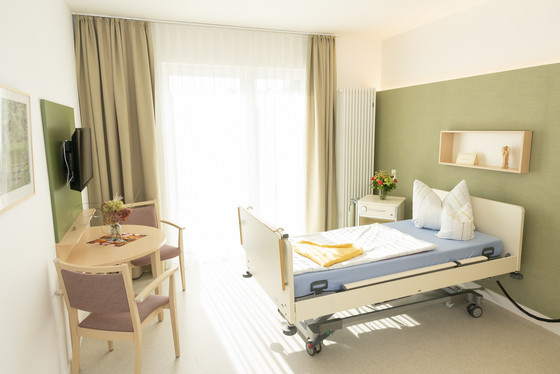 Das Bild zeigt ein Zimmer mit einem Pflegebett. Hier kann ein Hospigast liegen. 
