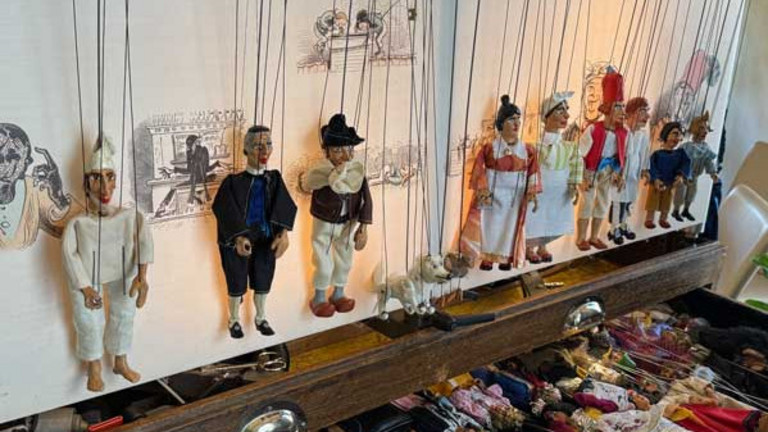 Mehrere Marionettenpuppen aus dem Theater aus der Truhe im Diakonie Hospiz Woltersdorf Mehrere Marionettenpuppen aus dem Theater aus der Truhe im Diakonie Hospiz Woltersdorf