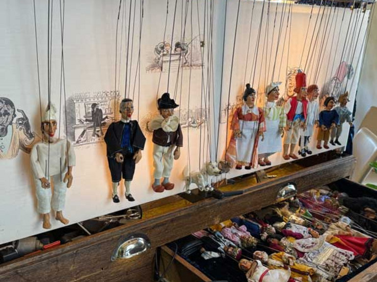 Mehrere Marionettenpuppen aus dem Theater aus der Truhe im Diakonie Hospiz Woltersdorf Mehrere Marionettenpuppen aus dem Theater aus der Truhe im Diakonie Hospiz Woltersdorf