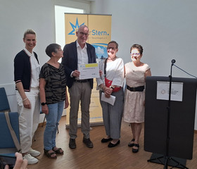Daniela Wraske (links) steht mit Hospiz-Geschäftsführer Walther Seiler und drei Ehrenamtlichen des Fördervereins „Polarstern“ Neuenhagen e. V. zum Gruppenfoto vor einem Banner bei der Feier zum 15-jährigen Bestehen des Fördervereins zur Unterstützung des Diakonie Hospiz Woltersdorf im Gemeindesaal der Ev. Verheißungskirchengemeinde Neuenhagen-Dahlwitz.