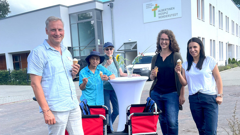 Albertinen Hospiz Norderstedt - Der Eiswagen war da - Pflegedienstleiter Jens Klindworth, den Ehrenamtlichen Jack und Gisela Nuguid, Kita-Leitung Luise Langkam und der stellv. Pflegedienstleitung Janice Lohmann (v.l.n.r.) schmeckt das gemeinsame Eis Albertinen Hospiz Norderstedt - Der Eiswagen war da - Pflegedienstleiter Jens Klindworth, den Ehrenamtlichen Jack und Gisela Nuguid, Kita-Leitung Luise Langkam und der stellv. Pflegedienstleitung Janice Lohmann (v.l.n.r.) schmeckt das gemeinsame Eis