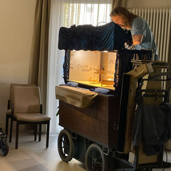 Marionettenspieler Gernot Hildebrand beim Theater aus der Kiste im Diakonie Hospiz Woltersdorf Marionettenspieler Gernot Hildebrand beim Theater aus der Kiste im Diakonie Hospiz Woltersdorf