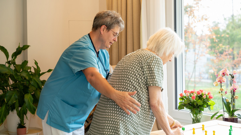 Pflegerin mit Hospizgast - Diakonie Hospiz Woltersdorf