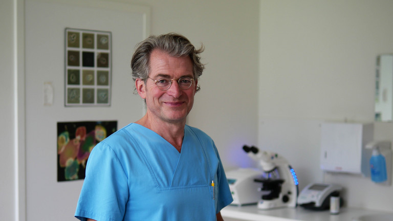 Dr. Matthias Janneck, Sektionsleiter Nephrologie im Albertinen Herz- und Gefäßzentrum des Albertinen Krankenhauses in Hamburg-Schnelsen, blickt im Laborbereich in eine Kamera