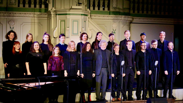 Der Berliner Solistenchor singt in einer Kirche