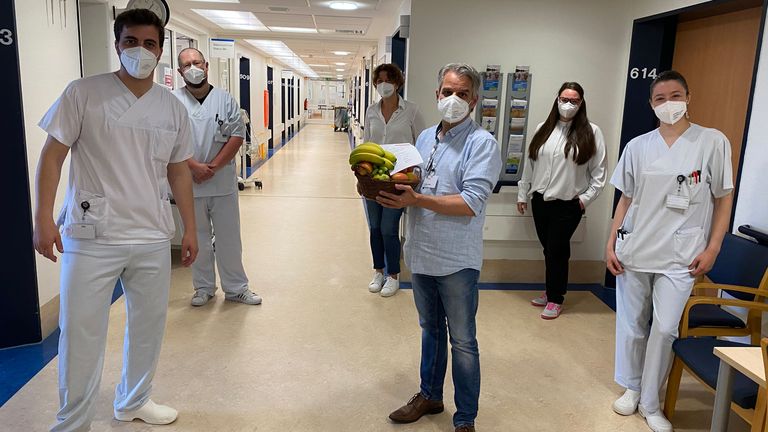 Albertinen Krankenhaus - Zum Tag der Pflegenden werden Obst-Körbchen auf den Stationen verteilt