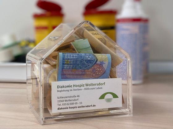 Spendenhäuschen mit dem gesammelten Geld aus der Kastanienapotheke in Woltersdorf, Nachrichten, Diakonie Hospiz Woltersdorf