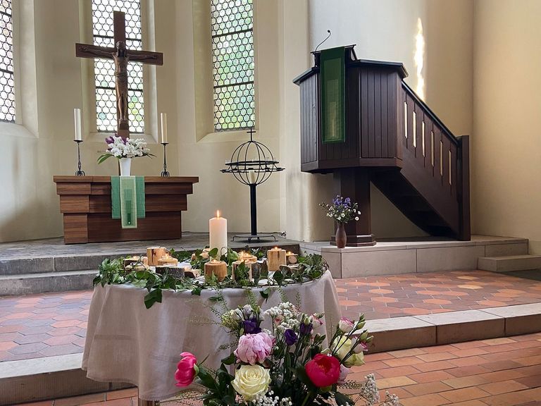 Diakonie Hospiz Woltersdorf - Gedenken an im Hospiz Verstorbene mit Gedenkfeier in Woltersdorfer St. Michael Kirche