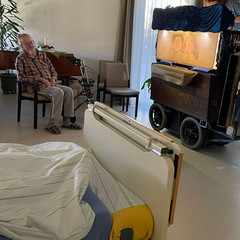 Ein Bewohner des Diakonie Hospiz Woltersdorf beim Theater aus der Truhe mit dem Motiv Max und Moritz in einem Patientenzimmer Ein Bewohner des Diakonie Hospiz Woltersdorf beim Theater aus der Truhe mit dem Motiv Max und Moritz in einem Patientenzimmer