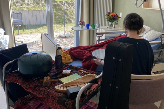 Musikinstrumente am Bett des Gastes - Musiktherapie - Diakonie Hospiz Woltersdorf
