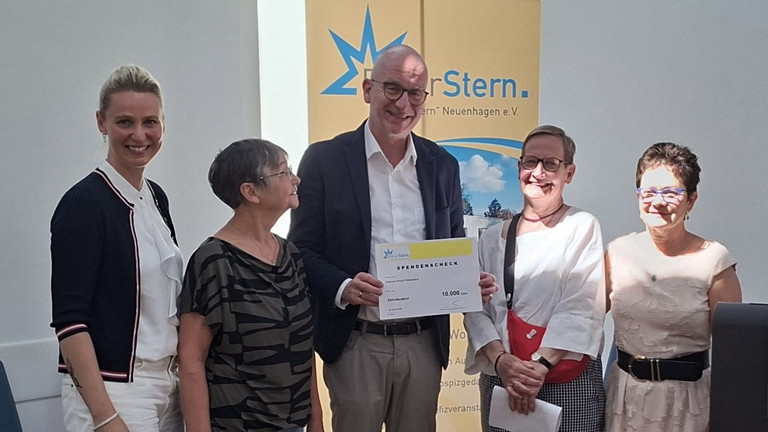 Hospiz-Geschäftsführer Walther Seiler freut sich über Jubiläumsspende in Höhe von 10.000 Euro Hospiz-Geschäftsführer Walther Seiler freut sich über Jubiläumsspende in Höhe von 10.000 Euro