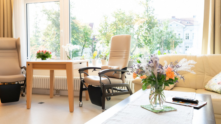 Blick in das Wohnzimmer mit Esstisch - Diakonie Hospiz Woltersdorf